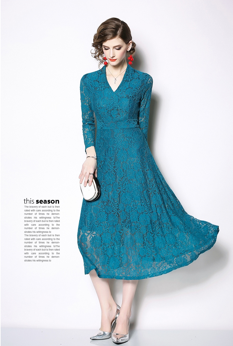 ชุดเดรสยาวสีฟ้าอมเขียว ผ้าลูกไม้ แขนยาว