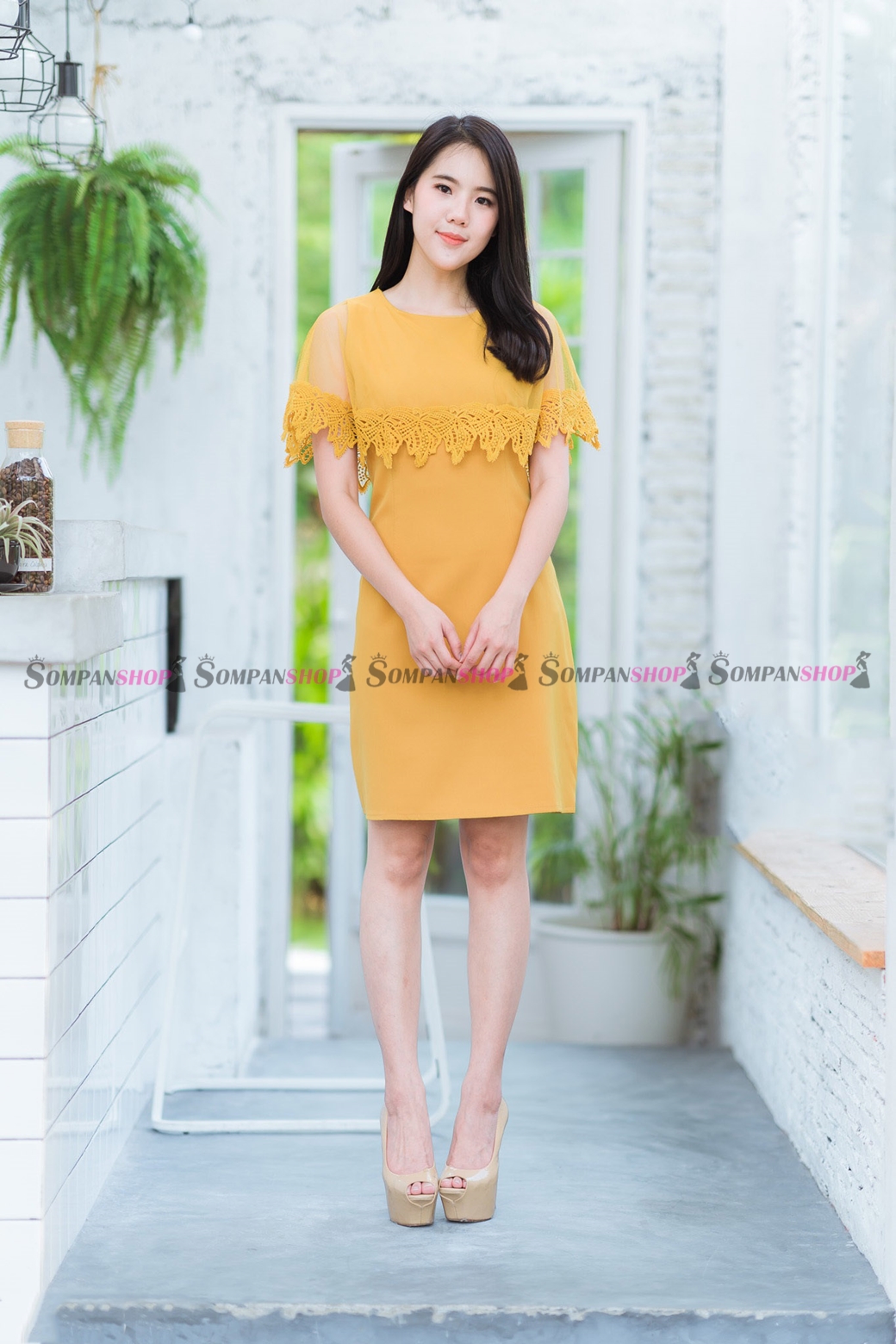 ชุดเดรสสีเหลือง เข้ารูป แต่งระบายลูกไม้ แนวเรียบๆ สวยหวาน เหมาะสำหรับใส่เป็นชุดทำงาน