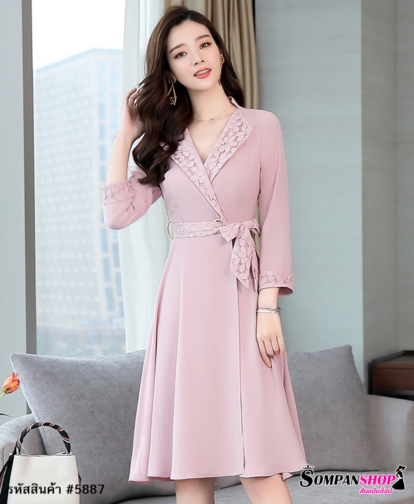 ชุดเดรสสั้นสีชมพู คอปก แขนยาว กระโปรงคลุมเข่า แนวเรียบร้อย สวยใส่ดูดี ใส่ทำงานได้