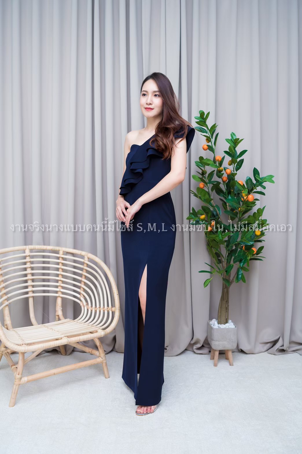 ชุดออกงานสีน้ำเงินกรมท่า ไหล่เฉียงข้างเดียวแต่งระบาย แนวเรียบหรู สวย ดูแพง ใส่ออกงานราตรี งานแต่งงาน ธีมเพื่อนเจ้าสาว งานกลางคืน