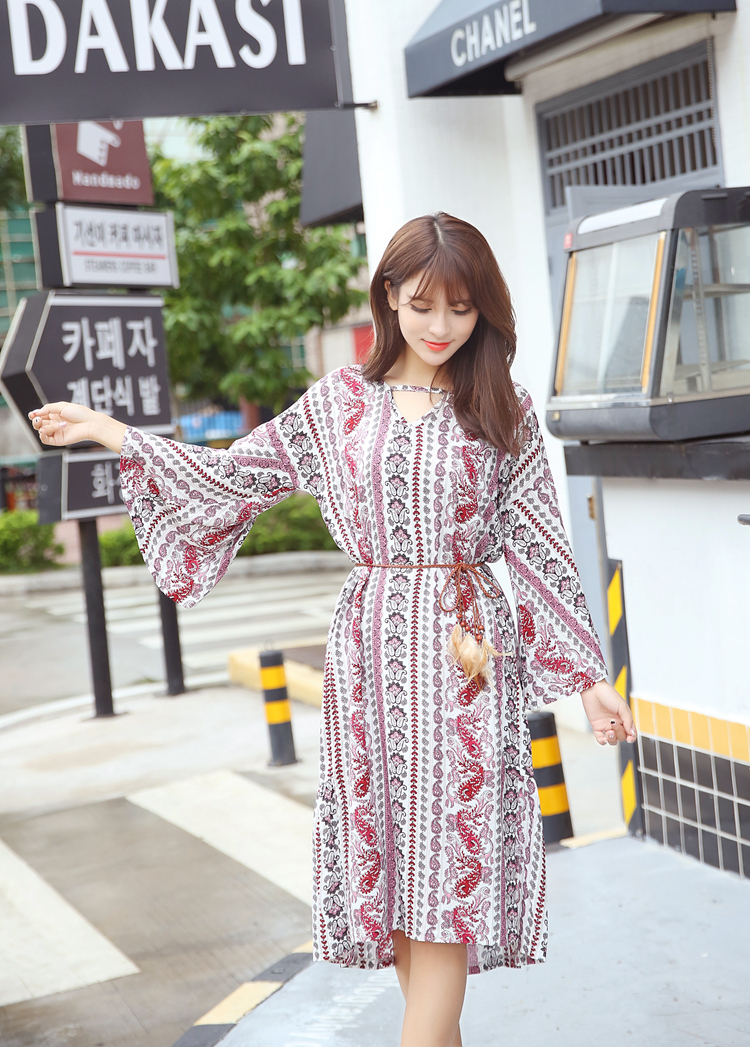 ชุดไปเที่ยวทะเล เดรสยาวลายชนเผ่าโทนสีแดง ขาว สไตล์โบฮีเมียน