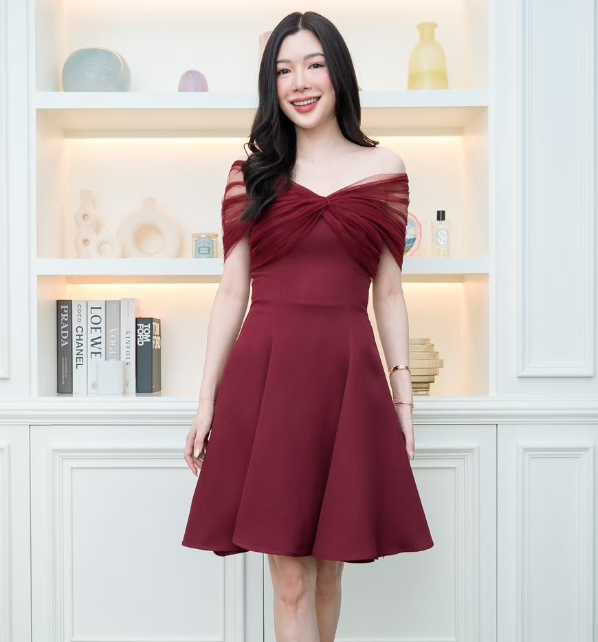 ชุดเดรสสั้นออกงานสีแดง ปาดไหล่แต่งผ้าซีทรู กระโปรงทรงบาน แบบสวย เรียบหรู ดูแพง ใส่ไปงานแต่งกลางวัน/กลางคืน ชุดราตรี ชุดไปงานแต่ง ชุดออกงาน
