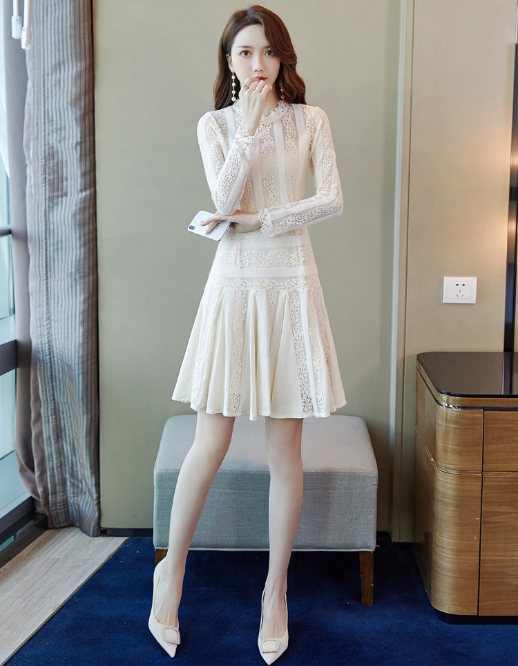 ชุดเดรสลูกไม้สีครีมเบจ