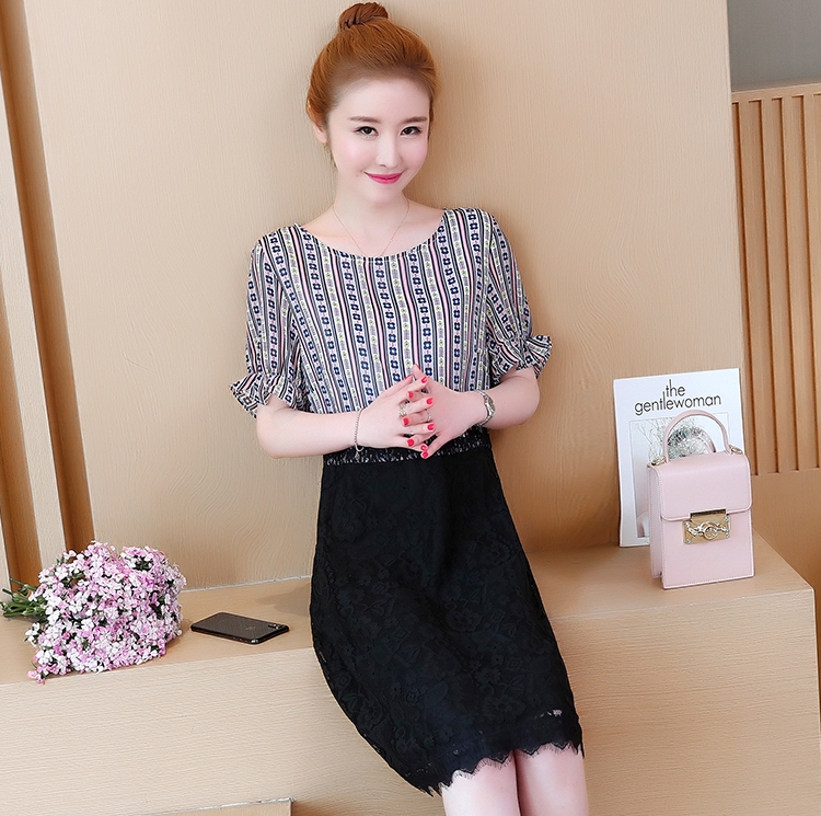 ชุดเดรสสั้นสีดำ เสื้อพิมพ์ลาย แขนสามส่วน กระโปรงลูกไม้