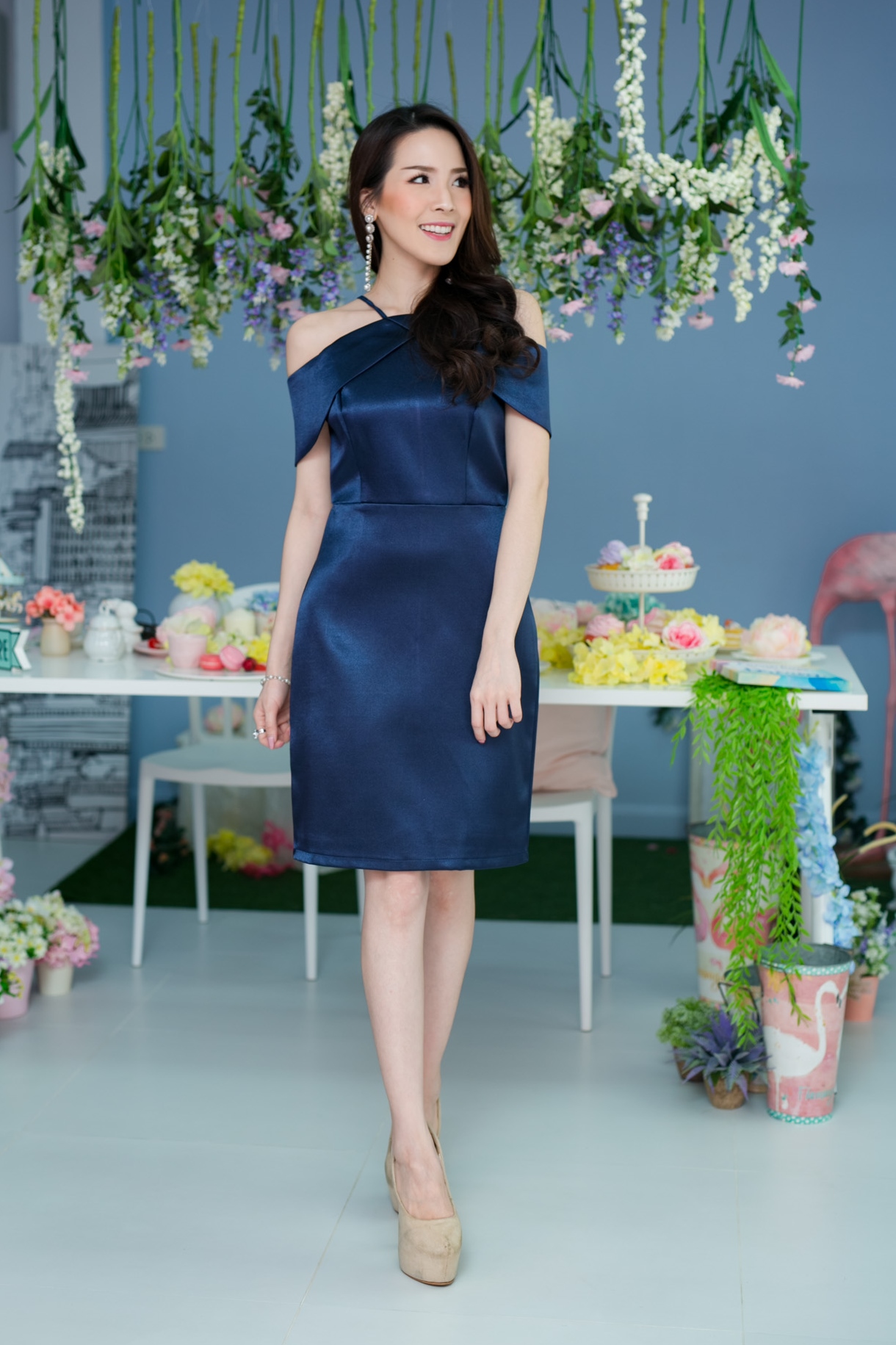 ชุดออกงานราตรี ชุดไปงานแต่งสีน้ำเงินกรมท่า สายเดี่ยวเว้าไหล่ปิดต้นแขน ทรงเข้ารูป