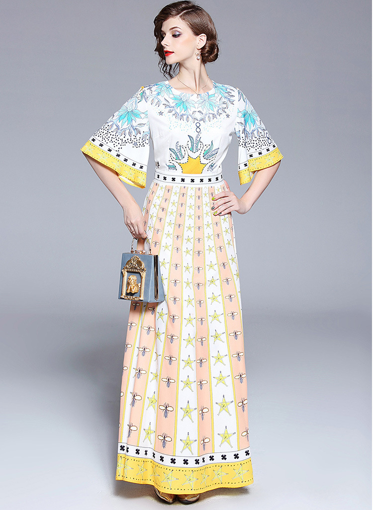 ชุดเดรสยาวสีเหลืองพิมพ์ลายดอกไม้ ลายดาว แขนสามส่วนทรงกว้าง กระโปรงยาวทรงบาน