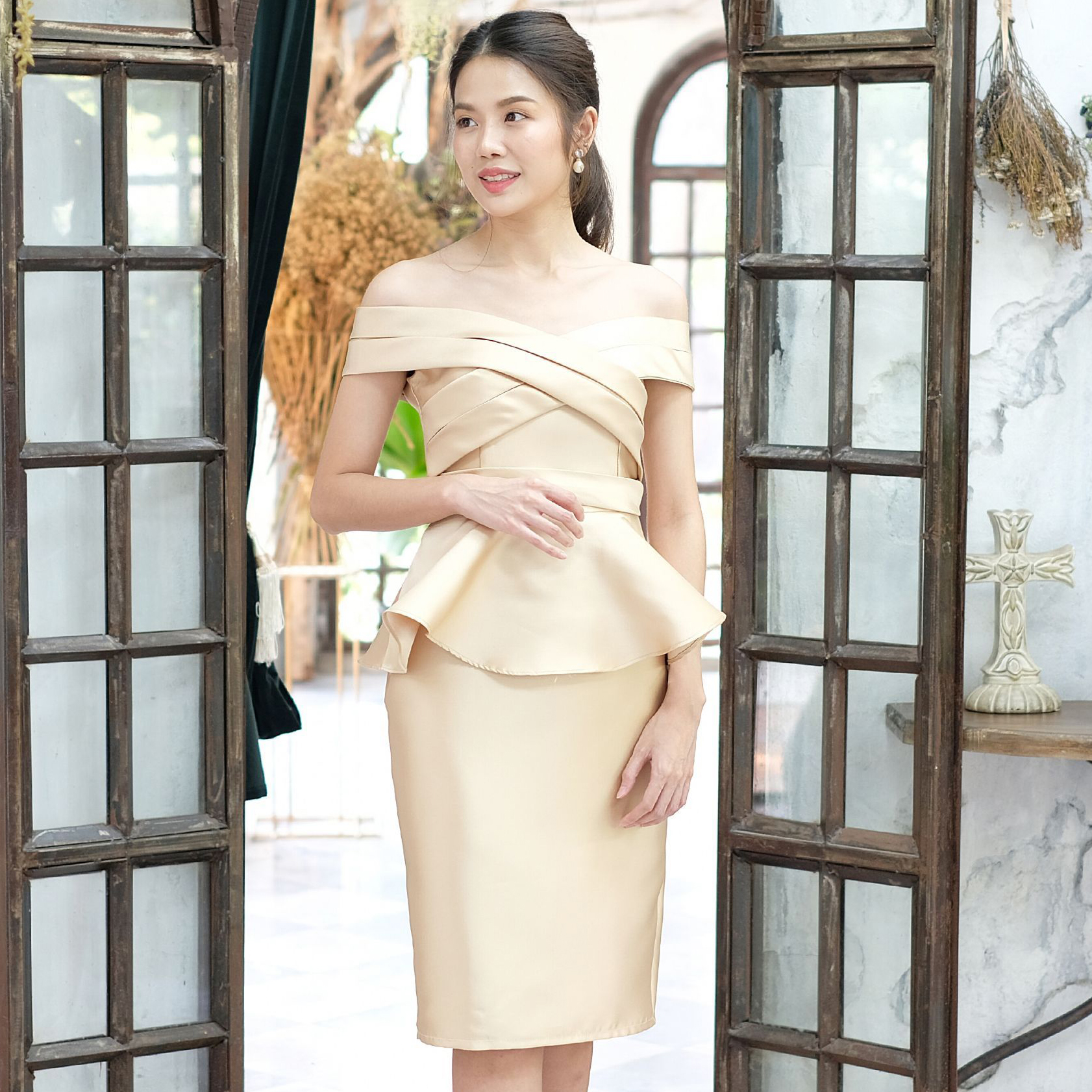 ชุดออกงานราตรีสีทอง เปิดไหล่ เอวระบาย กระโปรงทรงสอบ แนวเรียบหรู สวยดูสง่า