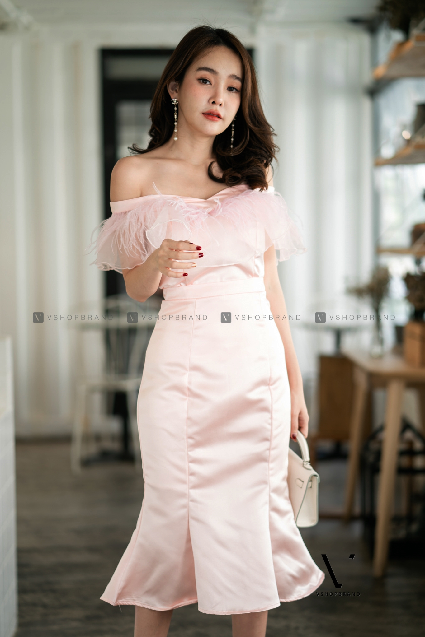 ชุดออกงาน/ชุดไปงานแต่งงานสีชมพู เสื้อเปิดไหล่แต่งขนนก + กระโปรงสั้นทรงหางปลา