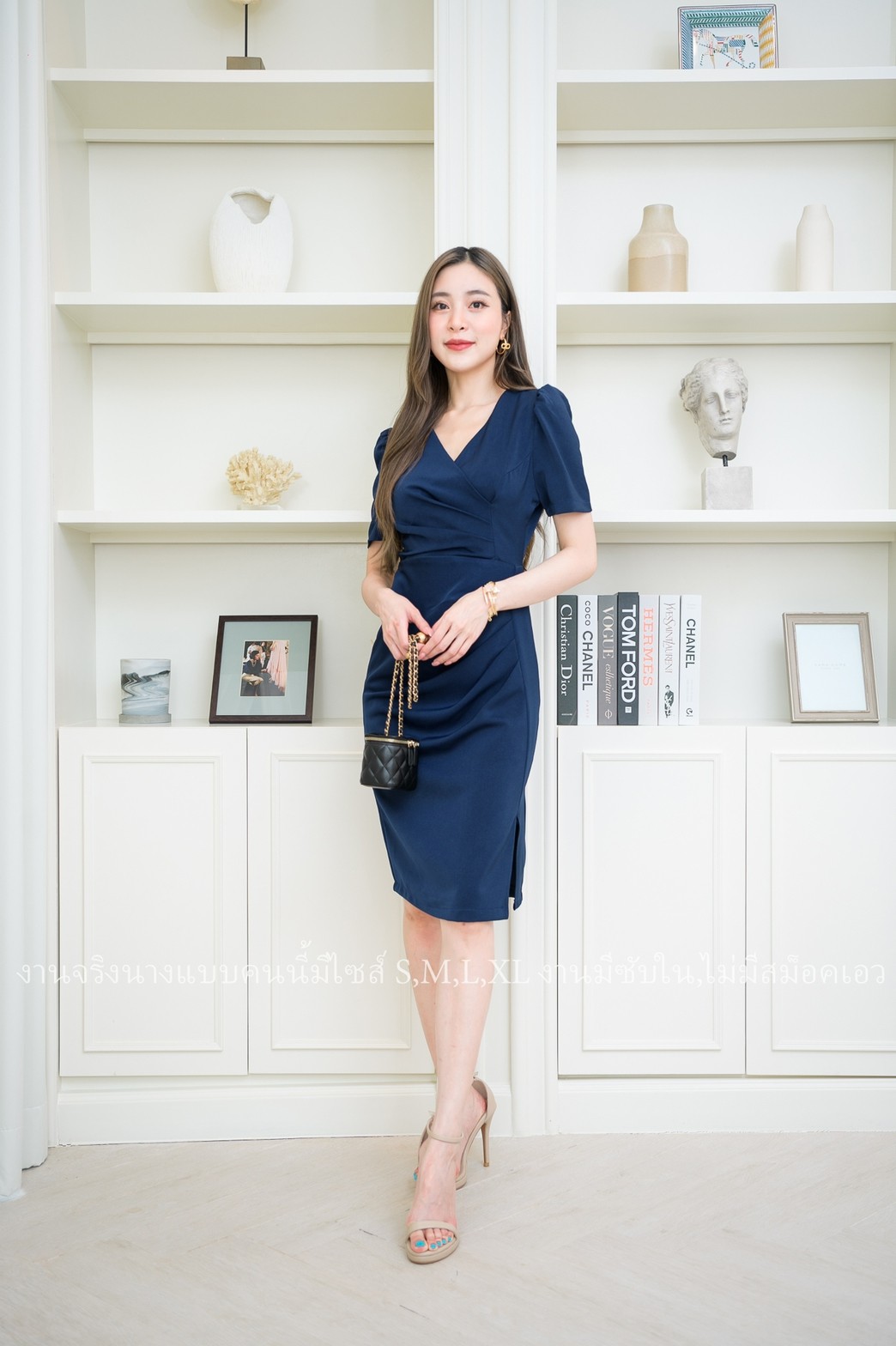 ชุดเดรสสั้นสีน้ำเงินกรมท่า แขนสั้น คอวี ทรงเข้ารูป แนวเรียบร้อย สวย ดูดี ชุดเดรสทำงาน ชุดเดรสออกงาน ชุดเดรสไปงานแต่ง