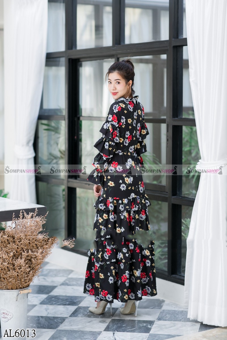 ชุดเดรสยาวสีดำลายดอกไม้ แขนยาว แต่งระบายเป็นชั้นๆ
