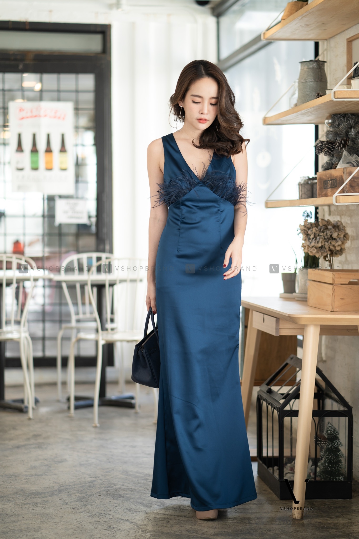 ชุดราตรี ชุดออกงาน ชุดไปงานแต่งงานสีน้ำเงิน แต่งขนนกช่วงอก คอวี แขนกุด กระโปรงยาวทรงเข้ารูปหางปลา