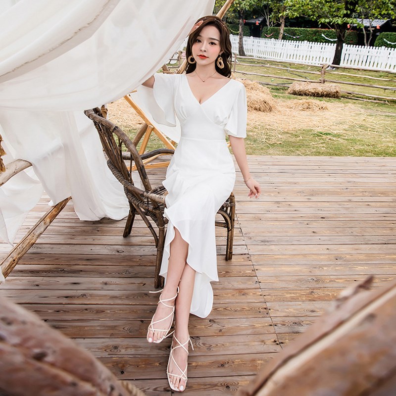 ชุดเดรสยาวสีขาว คอวี แขนระบาย เรียบหรู สวยดูดีมากๆ แฟชั่นชุดเที่ยวทะเลสวยๆ