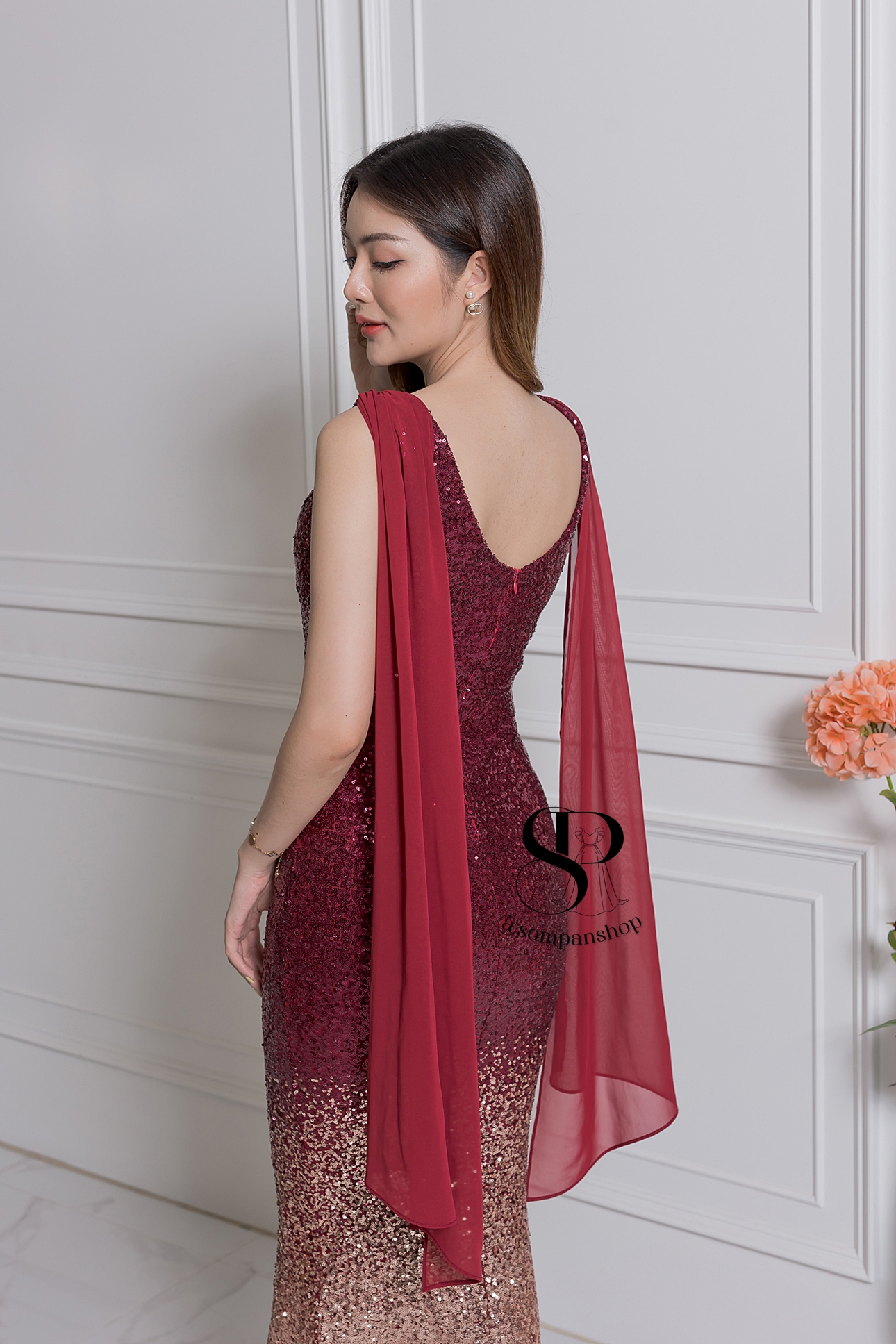 ชุดราตรียาวสีแดง แขนกุดแต่งระบายปักเลื่อมทั้งชุด กระโปรงทรงหางปลา เรียบหรูดูแพง สวยดูดี แบบสวยทันสมัย ใส่ออกงาน งานราตรี ไปงานแต่งกลางคืน