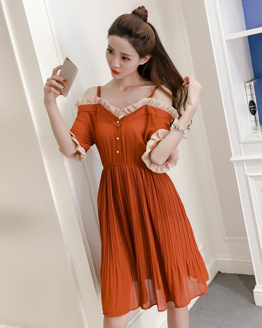 ชุดเดรสสั้นสีน้ำตาล เปิดไหล่ สายเดี่ยว สวยๆ น่ารัก สดใส ใส่ไปเที่ยวทะเล