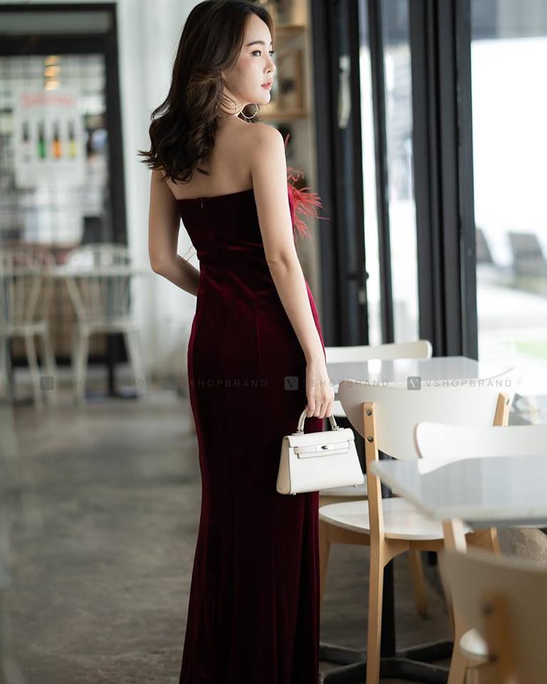 ชุดราตรี ชุดออกงาน ชุดไปงานแต่งงานสีแดงไวน์ ผ้ากำมะหยี เกาะอกแต่งขนนก กระโปรงยาวผ่าหน้า