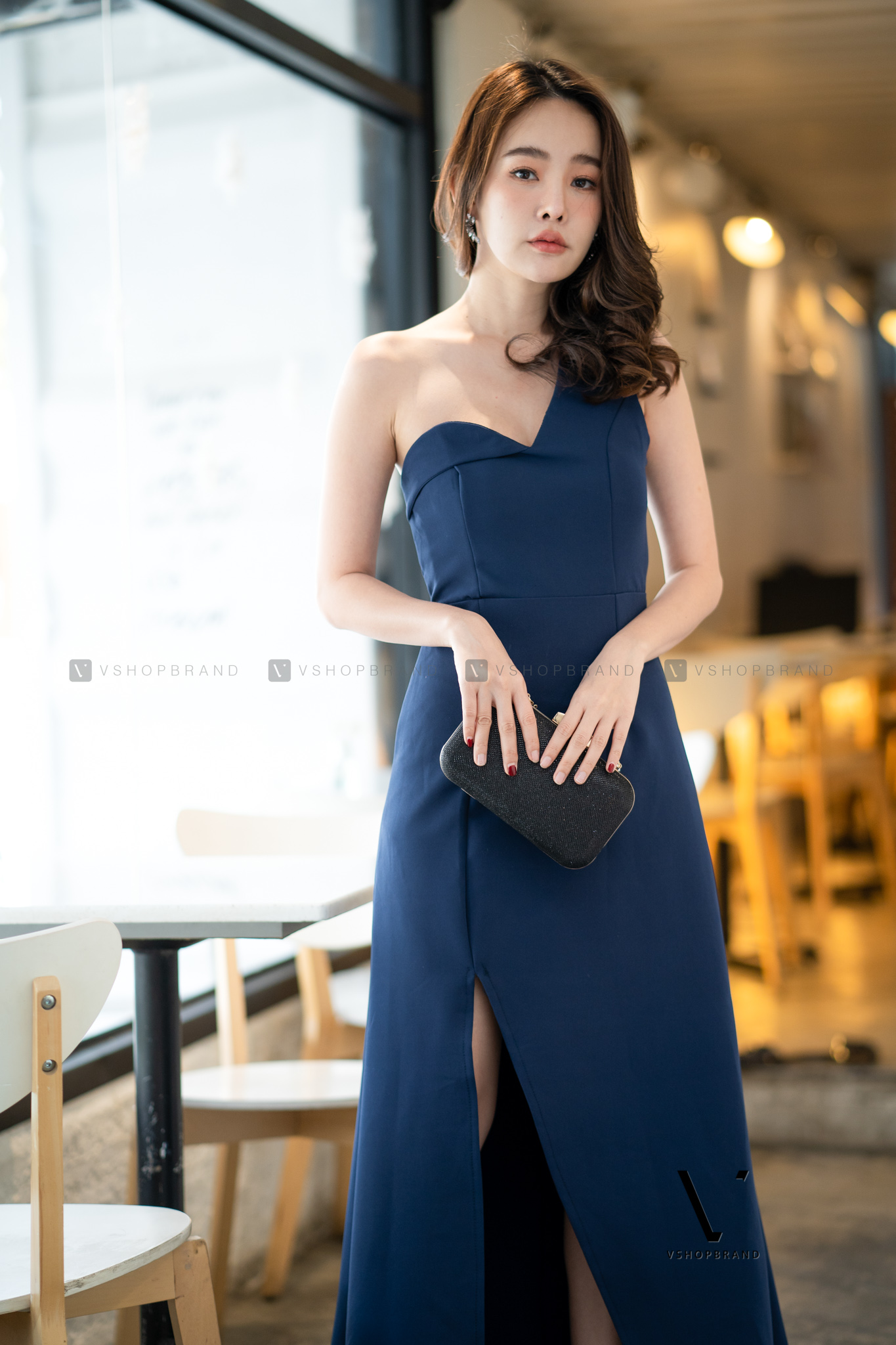 ชุดออกงานสีกรมท่า ไหล่เฉียงข้าง ทรงเข้ารูป กระโปรงยาวผ่าหน้า2ข้าง