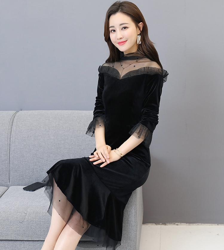 ชุดเดรสสั้นสีดำ ผ้ากำมะหยี ไหล่แต่งซีทรู คอปีน แขนยาว ทรงเข้ารูป