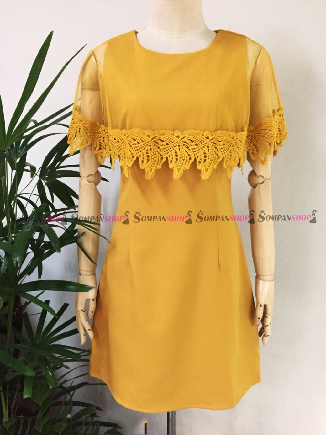 ชุดเดรสสีเหลือง เข้ารูป แต่งระบายลูกไม้ แนวเรียบๆ สวยหวาน เหมาะสำหรับใส่เป็นชุดทำงาน
