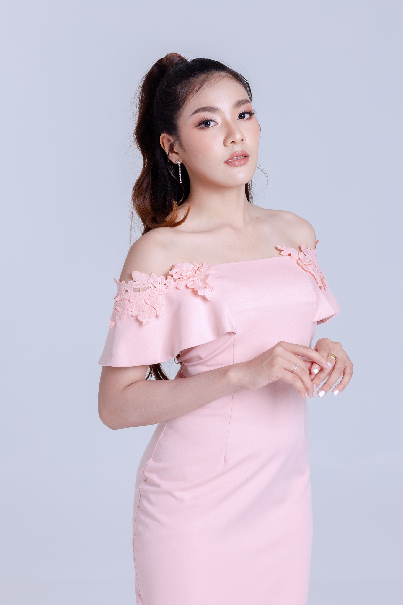 ชุดราตรี ชุดออกงาน ชุดไปงานแต่งงานงานสีชมพูโอรส เปิดไหล่แต่งดอกไม้ เดรสทรงเข้ารูป เรียบหรู สวยดูดี