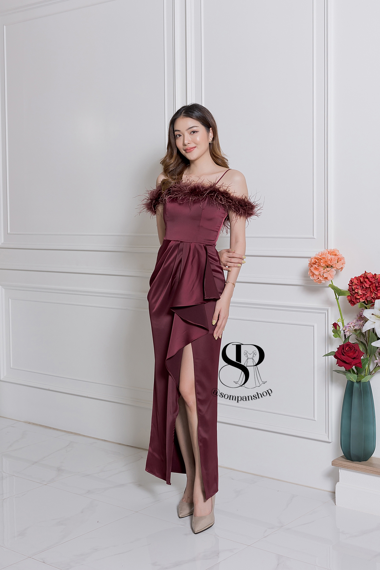 ชุดราตรียาวสีแดงไวน์ ทรงปาดไหล่ แต่งขนนก หมาะสำหรับใส่เป็นชุดราตรี ชุดไปงานแต่งงาน ชุดเพื่อนเจ้าสาว ชุดไปงานเลี้ยงต่างๆ