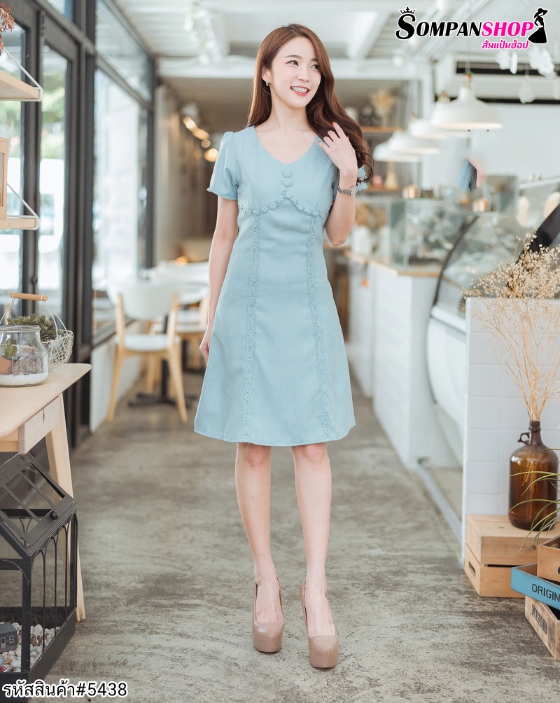 ชุดเดรสสั้นสีเทาอมฟ้า แขนสั้น กระโปรงทรงบาน แนวน่ารัก สวยดูดี