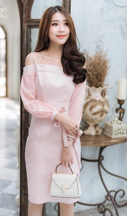 ชุดเดรสออกงานสีชมพู แขนยาว ปาดไหล่ ทรงเข้ารูป สวยหวาน เรียบหมู ใส่ออกงาน ไปงานแต่งงานเช้า/เย็น