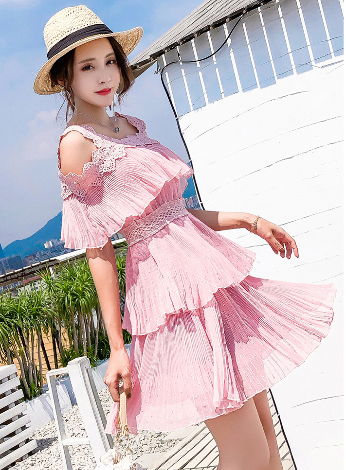 ชุดเทียวทะเล เดรสสั้นสีชมพู กระโปรงสั้นทรงขนมชั้นแต่งระบายสองชั่น