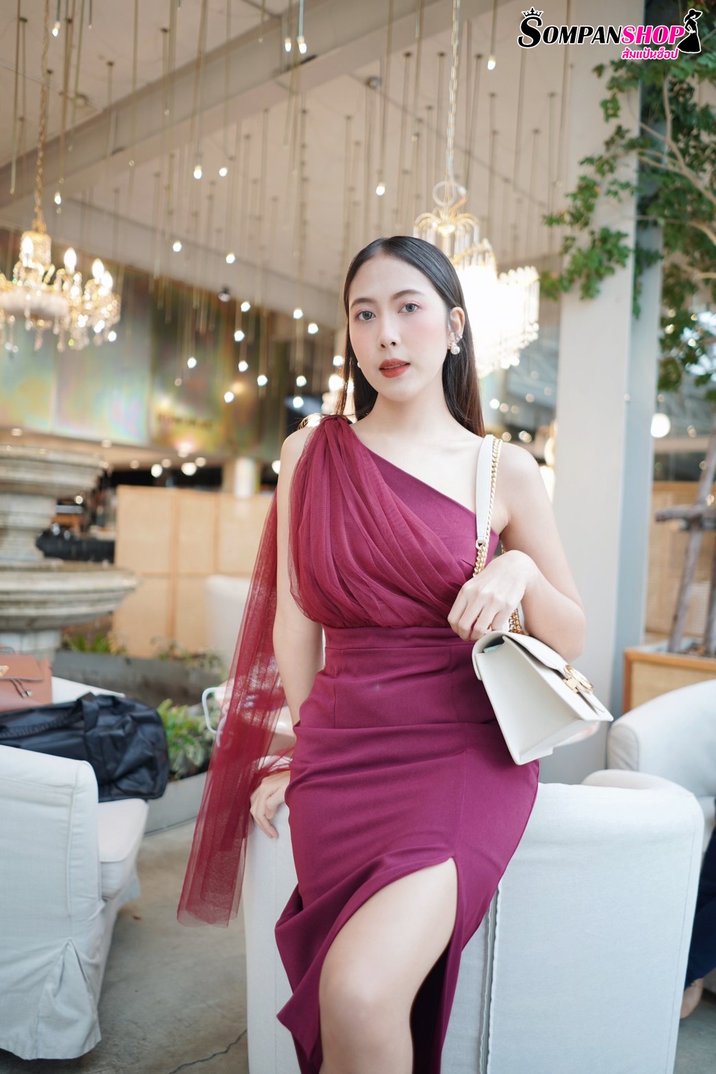 ชุดเดรสออกงานสีแดง ไหล่เฉียงข้างแต่งผ้าซีทรู เรียบหรู สวยดูดี