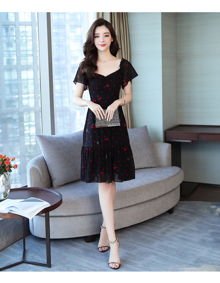 ชุดเดรสสั้นสีดำพิมพ์ลายเชอรี่ คอวีปาด แขนสั้น กระโปรงสั้นชายแต่งระบาย