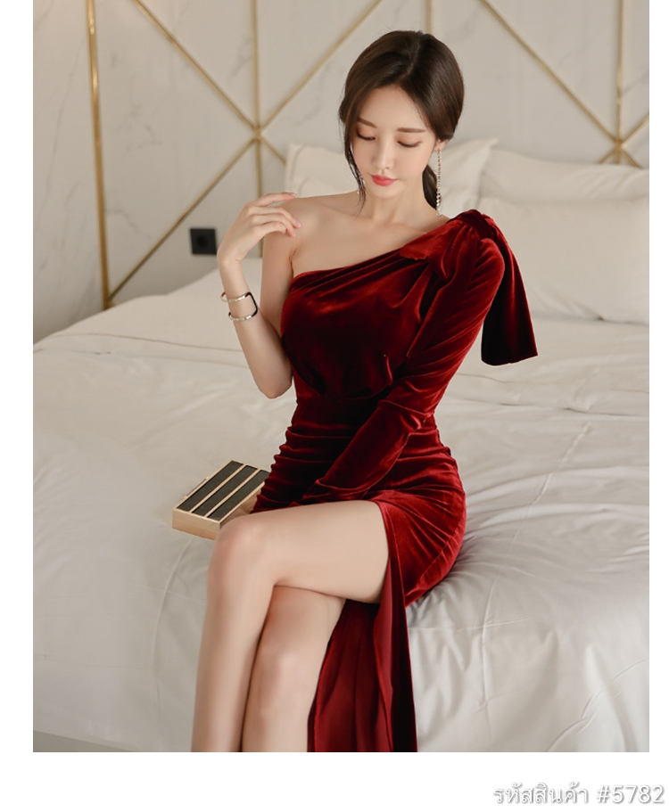 ชุดราตรี ชุดออกงาน ชุดไปงานแต่งงานงานสีแดง เดรสสั้นไหล่เฉียงแต่งโบว์น่ารักๆ
