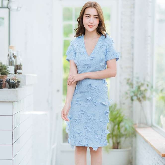 ชุดเดรสสั้นลูกไม้ดอกนูน เดรสทรงสอบ เรียบหรู สวยหวาน ( สี : ชมพู,ฟ้า,แดง )