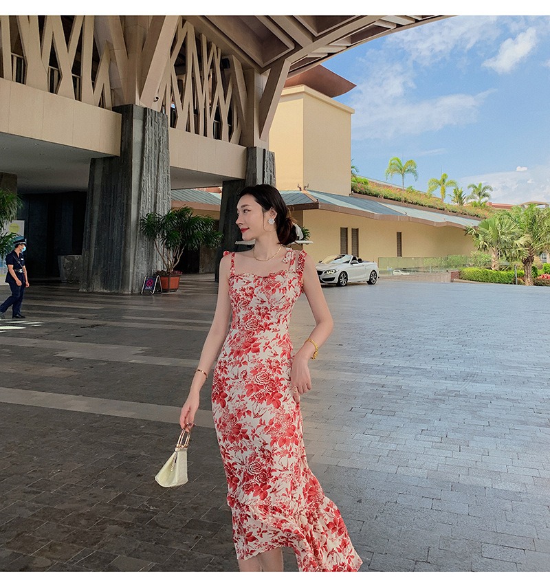 ชุดเดรสยาวลายดอกไม้สีแดง สายเดี่ยว ทรงปล่อย ผ้าชีฟอง แฟชั่นชุดใส่เที่ยวทะเล ไอเดียชุดแต่งตัวไปเที่ยวทะเล ใครมีแพลนไปทะเลแต่ยังไม่ได้หาชุดต้องดู