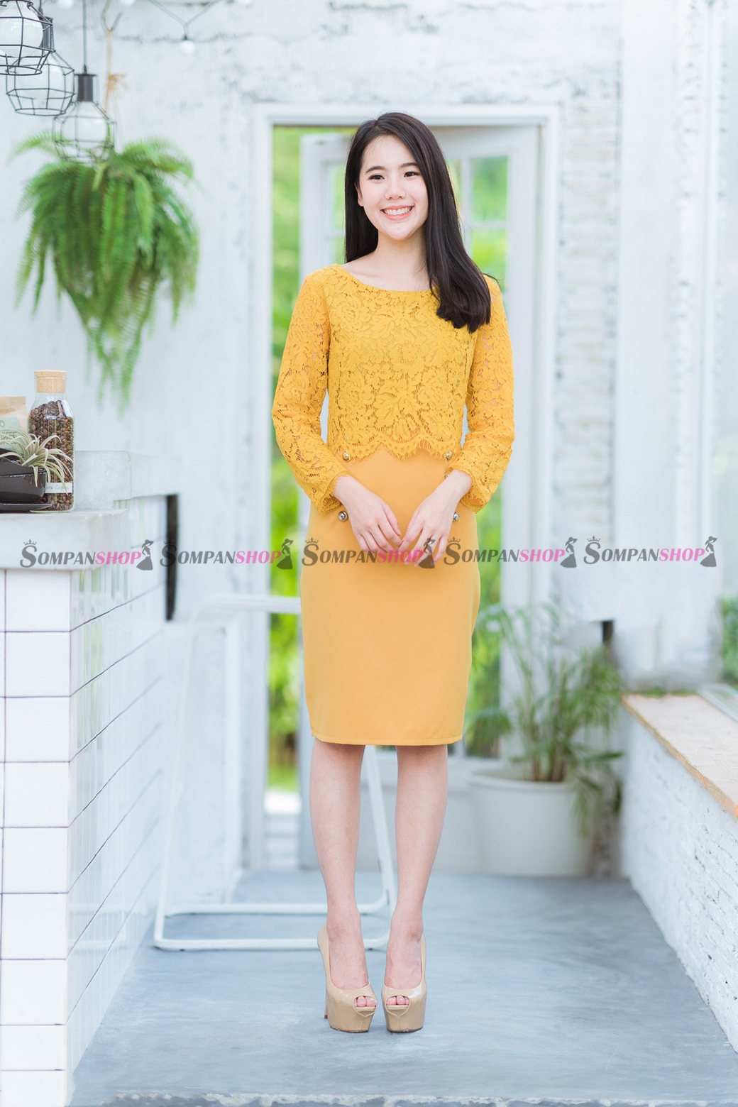 ชุดเดรสสีเหลือง ทรงเอเข้ารูป แต่งลูกไม้ แนวเรียบร้อย ใส่ทำงาน