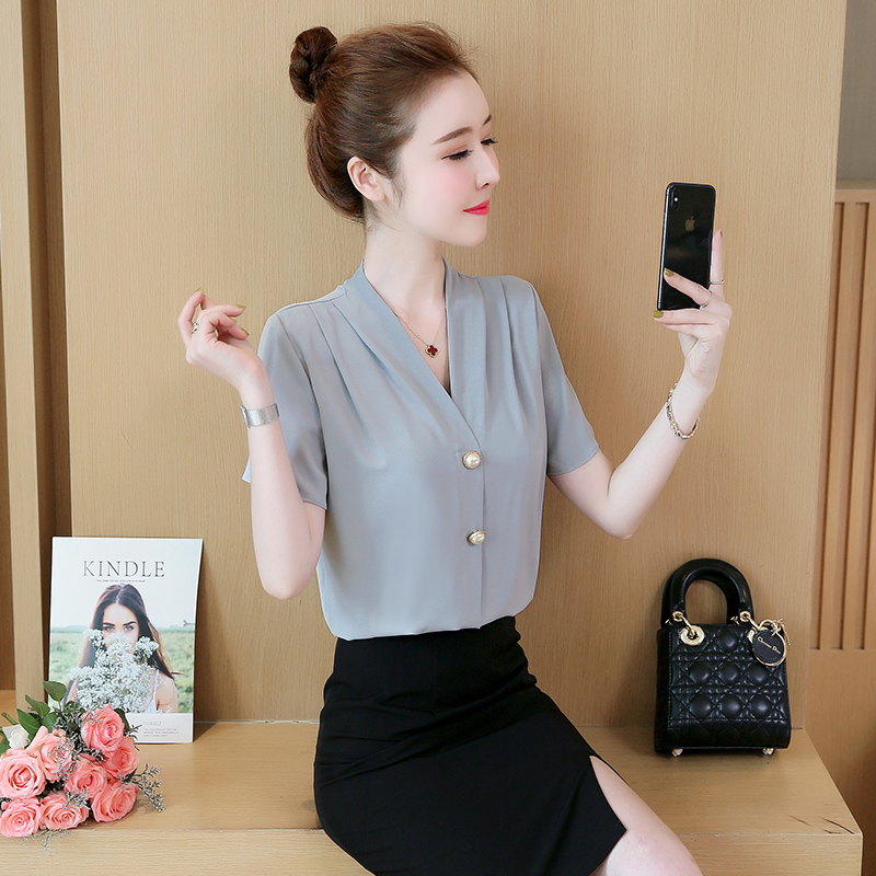 เสื้อเชิ้ตผู้หญิงสีเทา แขนสั้น คอวี กระดุมแต่งมุก ใส่ทำงาน เที่ยววันหยุด สวยๆดูดี