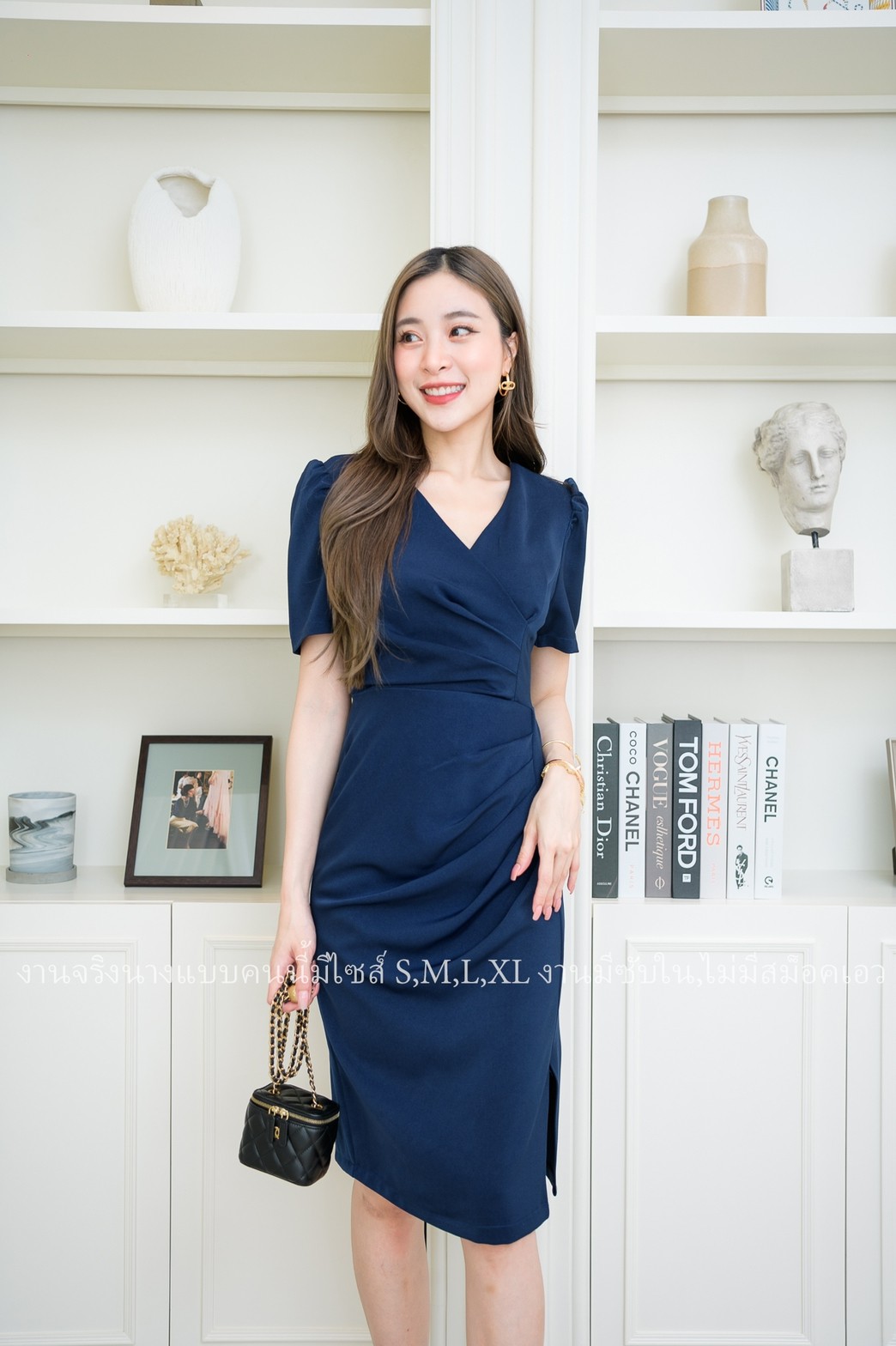 ชุดเดรสสั้นสีน้ำเงินกรมท่า แขนสั้น คอวี ทรงเข้ารูป แนวเรียบร้อย สวย ดูดี ชุดเดรสทำงาน ชุดเดรสออกงาน ชุดเดรสไปงานแต่ง