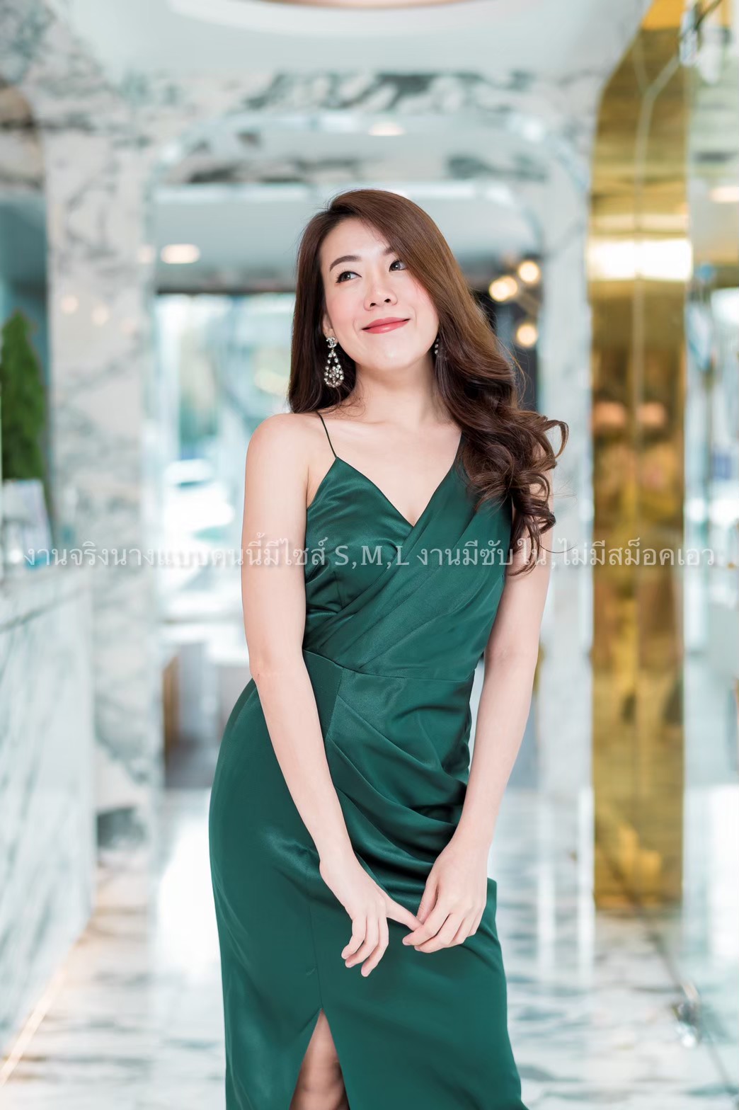 ชุดไปงานแต่งงานสีเขียว สายเดี่ยว เอวจีบข้าง แนวเรียบหรู สวยดูดีมากๆ ใส่ไปงานแต่งงาน ออกงานราตรี