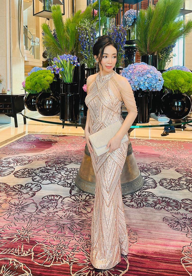 ชุดราตรียาวสีทอง แขนแต่งลูกปัด ชุดทรงหางปลาปักเลื่อมทั้งชุด ลุคสวยหรูดูแพง เหมาะสำหรับใส่เป็นชุดราตรี ชุดออกงาน ชุดไปงานแต่ง ชุดรับรางวัล ชุดไปงานเลี้ยงกลางคืน