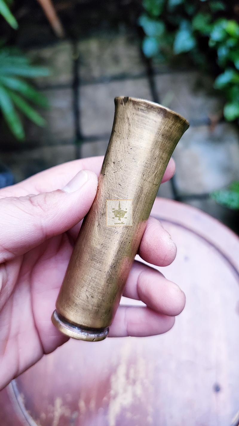 ด้ามมีดทำจากปลอกลูกกระสุนปืน