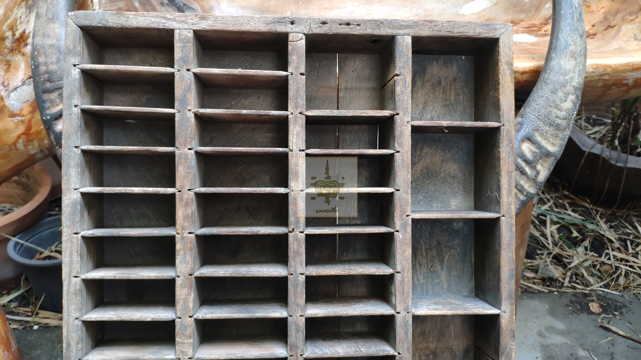 ชั้นแขวนไม้สักโบราณ ปรับช่องได้ 1