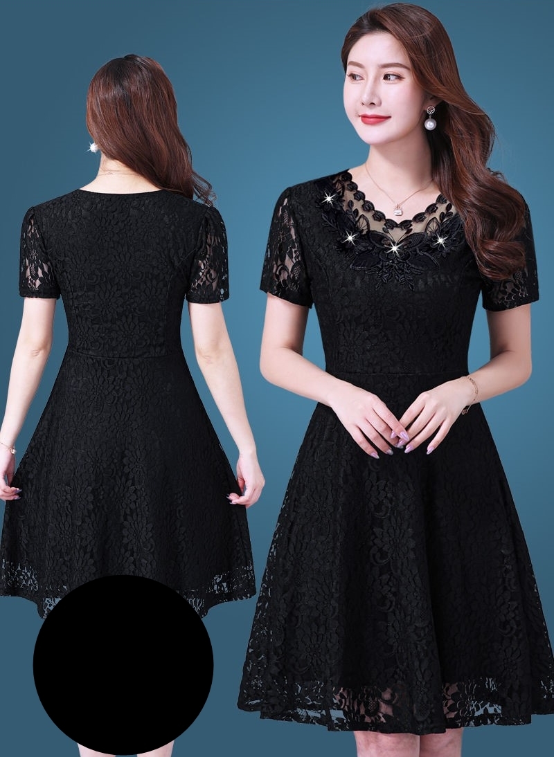 ชุดเดรสสั้นสีดำ คอแต่งลายดอกไม้ ผ้าลูกไม้ แนวเรียบร้อยสุภาพ สวยดูดี