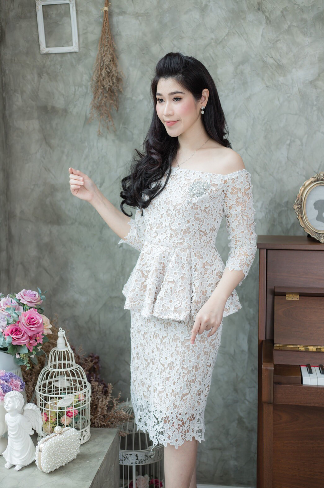 ชุดเดรสสั้นสีขาว ผ้าลูกไม้ ทรงเข้ารูป เปิดไหล่ เหมาะเป็น ชุดออกงานผู้ใหญ่ ชุดผู้ใหญ่ไปงานแต่งงาน ชุดแม่เจ้าสาว ชุดแม่เจ้าบ่าว ชุดงานหมั้น ชุดงานบวช ชุดผู้ใหญ่ไปงานแต่งกลางวัน ชุดเดรสผู้ใหญ่ ชุดไปงานแต่ง ชุดราตรี เรียบหรูดูแพง