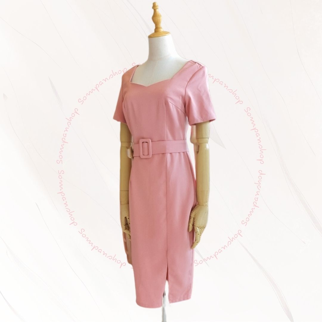 ชุดเดรสสีชมพู ทรงดินสอ คอเหลี่ยม แขนสั้น