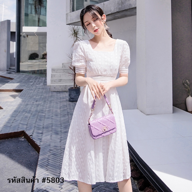 ชุดเดรสสั้นสีขาว แขนสั้น ผ้าลูกไม้ฉลุ แนวเรียบร้อย สวยสุภาพ เรียบหรู