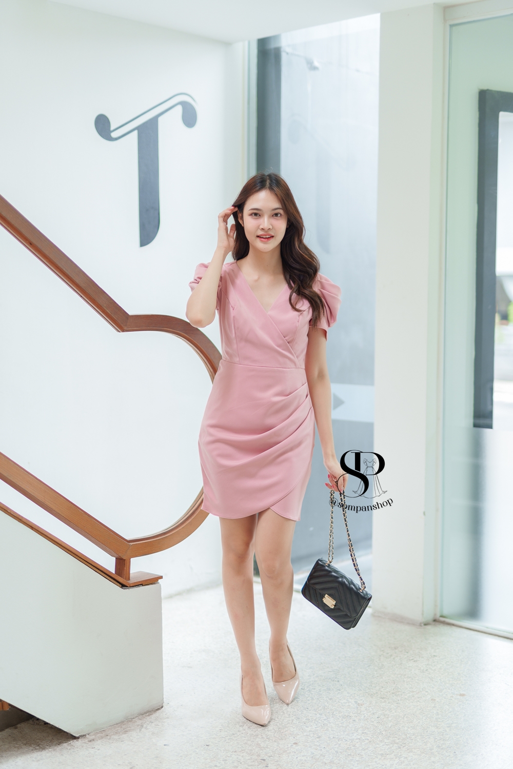 ชุดเดรสสั้นออกงานสีชมพู ทรงเอเข้ารูป คอวี แขนสั้น ลุคเรียบหรู ดูแพง ใส่ไปงานแต่งกลางวัน/กลางคืน ชุดราตรี ชุดไปงานแต่ง ชุดออกงาน
