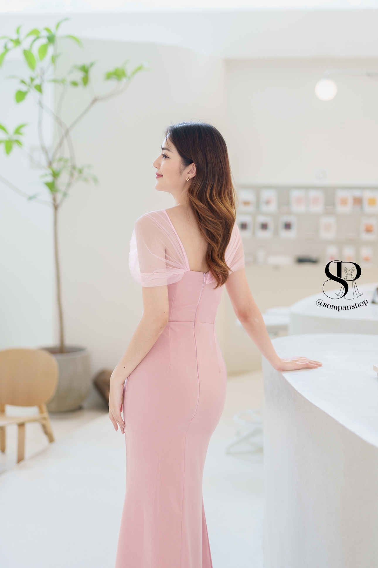 ชุดราตรียาวสีชมพูสไตล์เรียบหรูดูแพง ไหล่แต่งผ้าซีทรู กระโปรงยาวผ่าหน้า เหมาะสำหรับใส่เป็นชุดราตรี ชุดไปงานแต่งงาน ชุดเพื่อนเจ้าสาว ชุดไปงานเลี้ยงต่างๆ