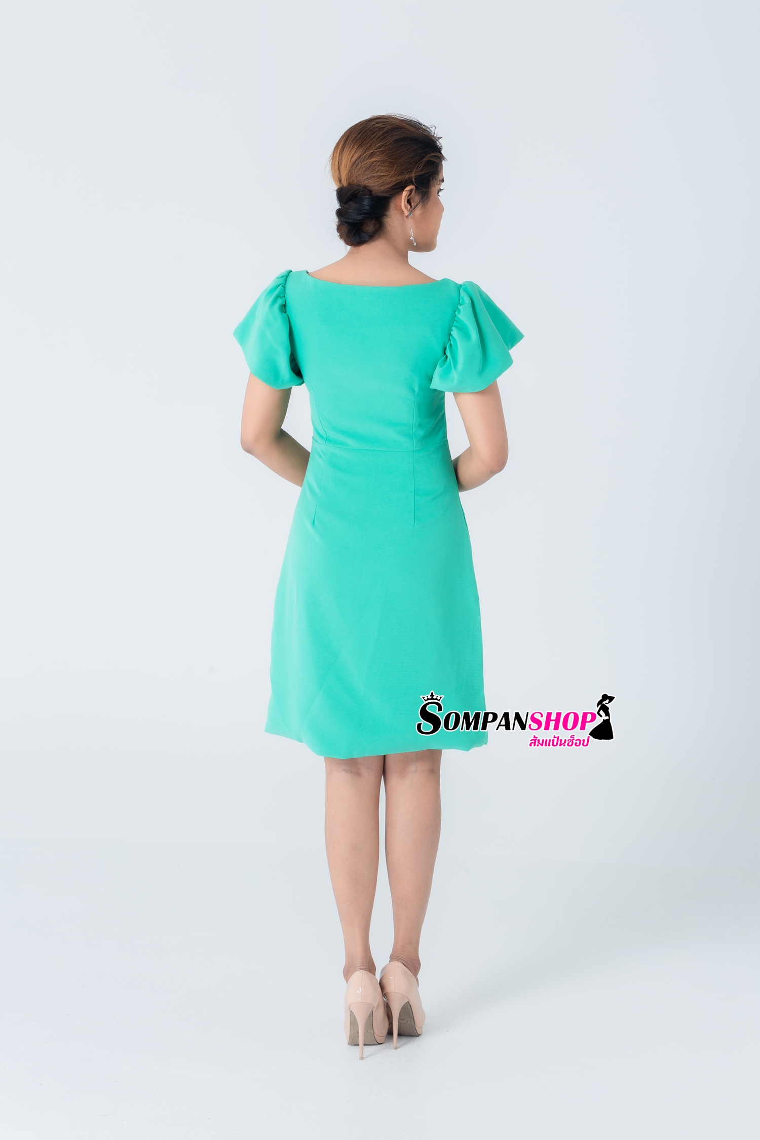 ชุดเดรสสั้นสีเขียว แขนสั้น กระดุมหน้า แนวเรียบๆ สวยดูดี ดูสุภาพใส่ทำงาน ใส่ไปงานกลางวัน