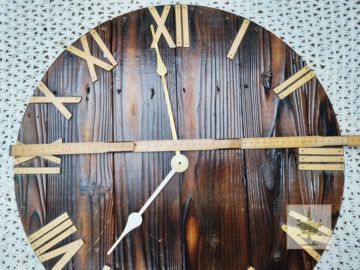 นาฬิกาไม้ขนาดใหญ่