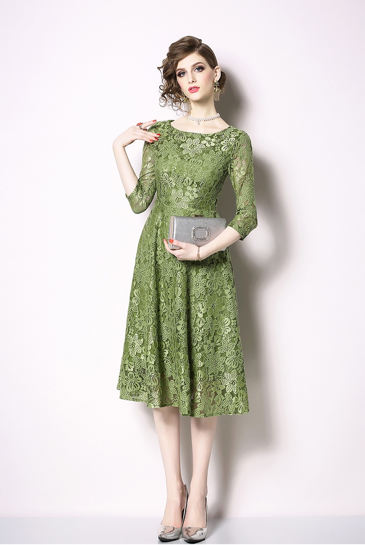 ชุดเดรสลูกไม้สีเขียว