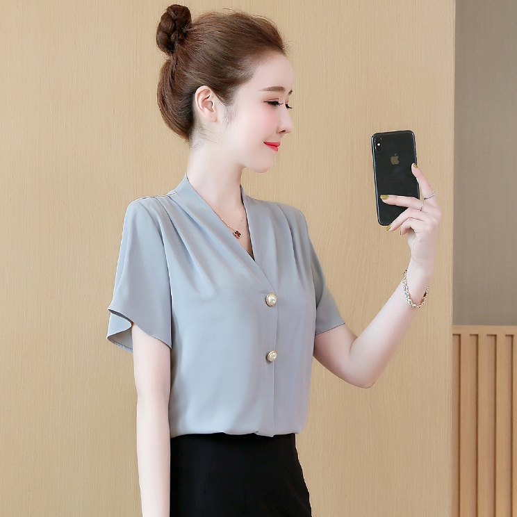 เสื้อเชิ้ตผู้หญิงสีเทา แขนสั้น คอวี กระดุมแต่งมุก ใส่ทำงาน เที่ยววันหยุด สวยๆดูดี