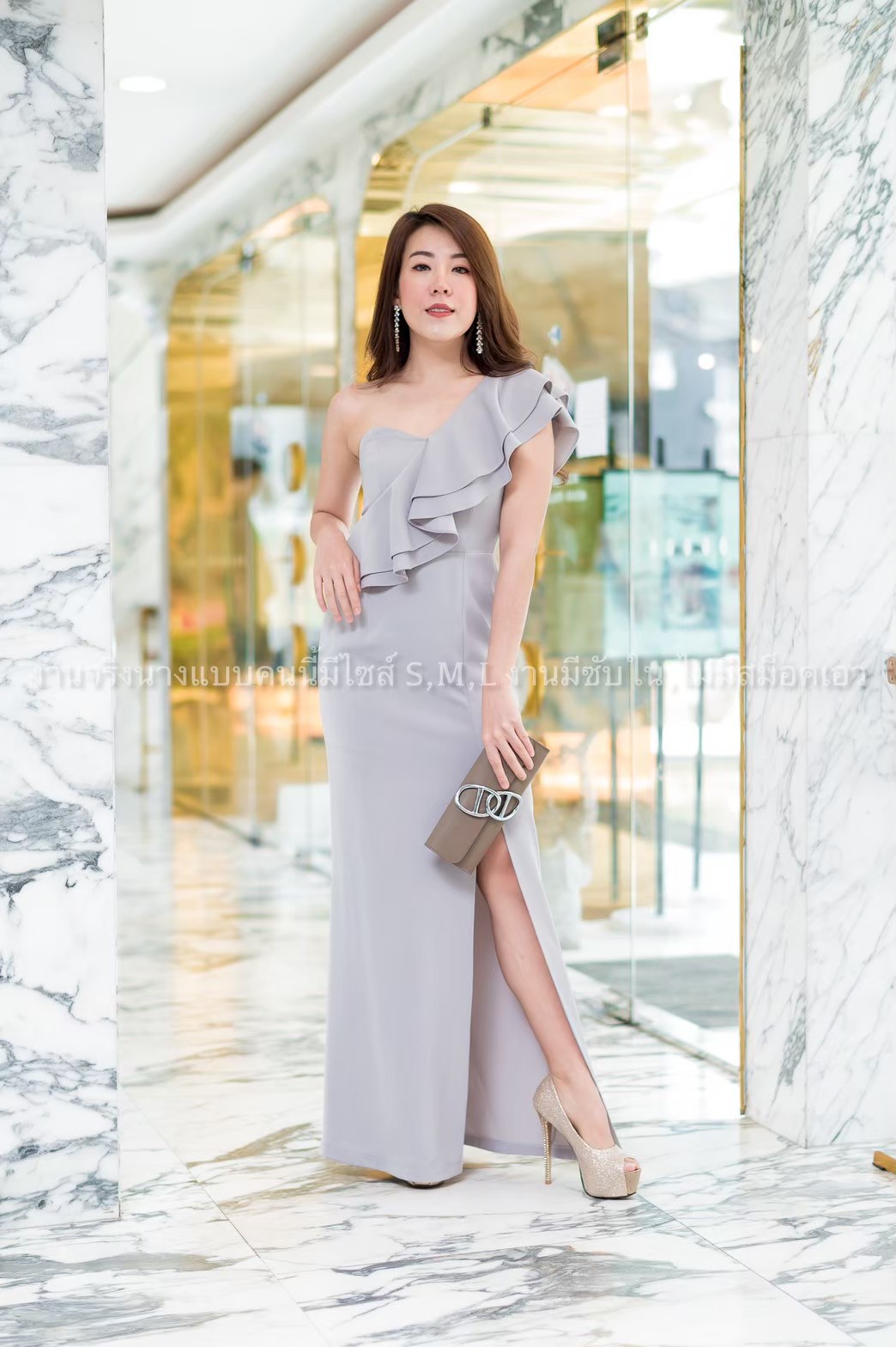 ชุดราตรียาวสีเทา ไหล่เฉียงข้างเดียวแต่งระบาย แนวเรียบหรูดูแพง ใส่ออกงาน/งานแต่งงาน/ชุดเพื่อนเจ้าสาว